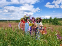 А у лета зелёное платье А у лета зелёное платье